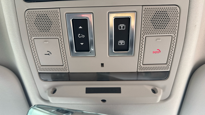 Land Rover Defender 3.0 D250 SE 110 5dr Auto Diesel Estate